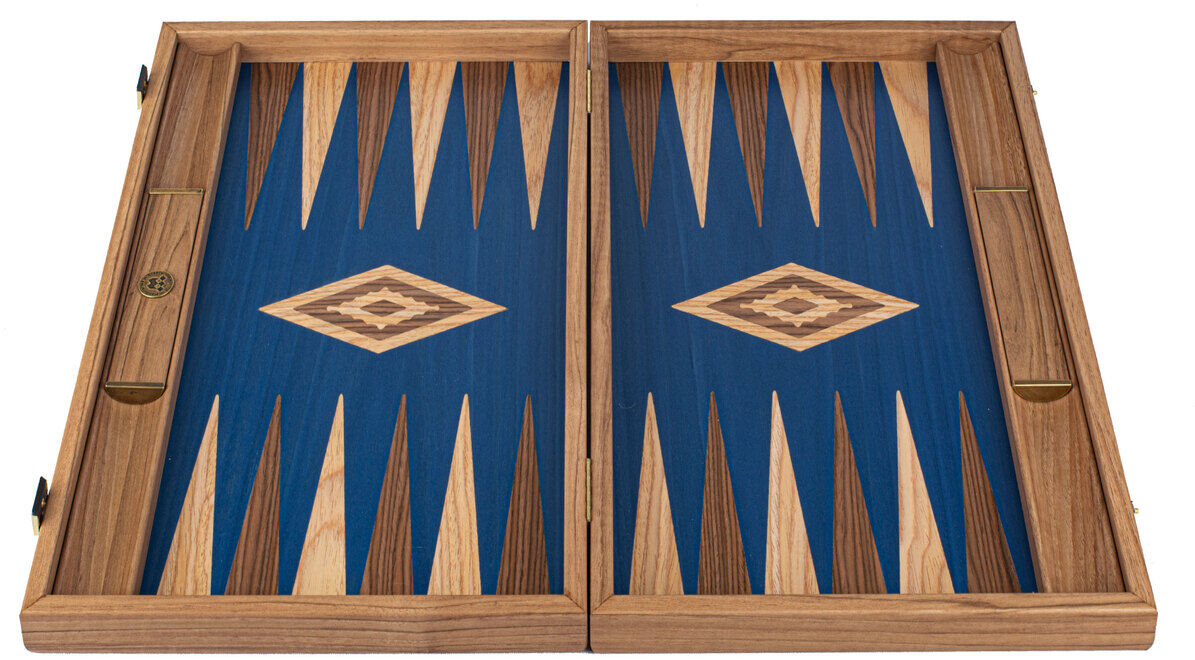 Backgammon-Spiel aus Eichen- und Walnussholz mit blauen Intarsien, flach liegend auf weißem Hintergrund, zeigt beidseitig geometrische Muster.