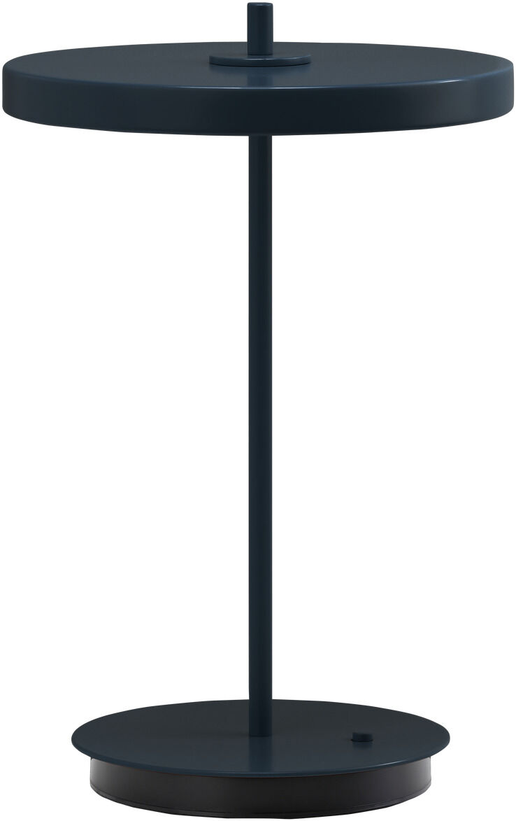 Moderne, minimalistische Tischlampe Asteria Move in Mitternachtsblau aus der ZEIT Sonderedition. Der zylindrische Lampenschirm sitzt auf einem schlanken, geraden Ständer mit einer runden Basis. Die Lampe ist tragbar und eignet sich zur stilvollen Beleuchtung in verschiedenen Wohnräumen.