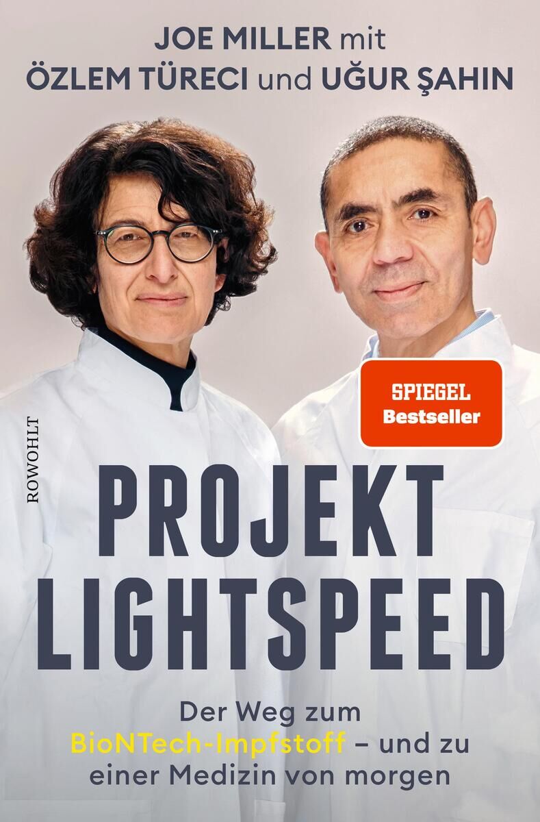 Das Bild zeigt das Buchcover von 'Projekt Lightspeed' von Joe Miller mit Özlem Türeci und Uğur Şahin. Es ist ein Spiegel Bestseller. Türeci und Şahin tragen weiße Laborkittel. Der Titel des Buches ist in großen Buchstaben zu sehen, ebenso wie der Untertitel 'Der Weg zum BioNTech-Impfstoff – und zu einer Medizin von morgen'.
