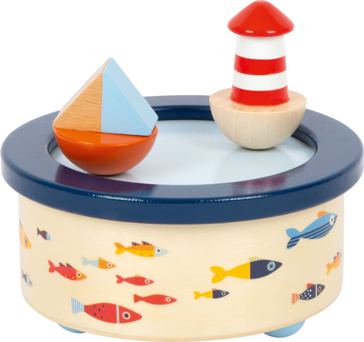 Spieluhr mit einem maritimen Design: Ein rot-weißer Leuchtturm und ein farbiges Boot aus Holz schwimmen auf einer blauen Oberfläche. Die Basis der Spieluhr ist beige mit bunten Fischmotiven dekoriert.