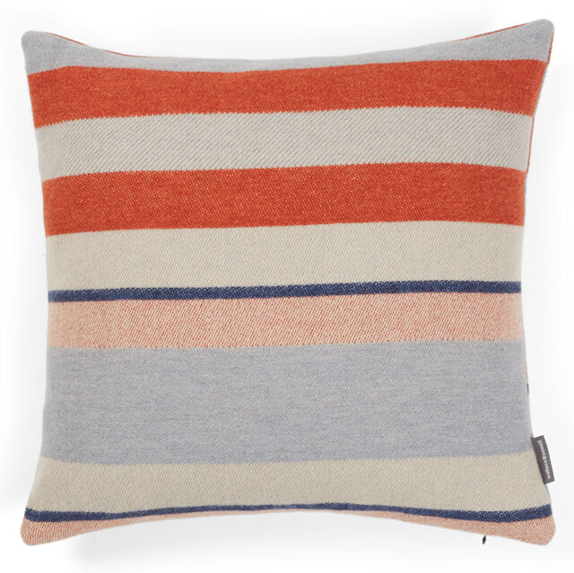 Ein quadratisches Kissen im Bauhaus-Stil mit horizontalen Streifen in Rot, Beige, Grau, Schwarz und Weiß. Dieses Dekokissen verleiht Wohnräumen eine zeitgenössische und gemütliche Note.