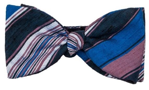 Eine gestreifte Krawatte in Blau-, Schwarz-, Weiß- und Rottönen präsentiert sich auf weißem Hintergrund. Das Design besteht aus diagonalen Streifen, die dem Accessoire einen eleganten und stilvollen Look verleihen, ideal für festliche und geschäftliche Anlässe.