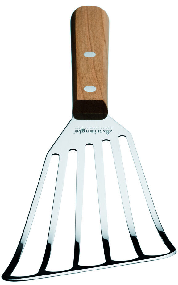 Ein Pfannenwender mit einem Holzgriff und einer Metallfläche. Ideal für das Wenden von Speisen in der Pfanne oder auf dem Grill.