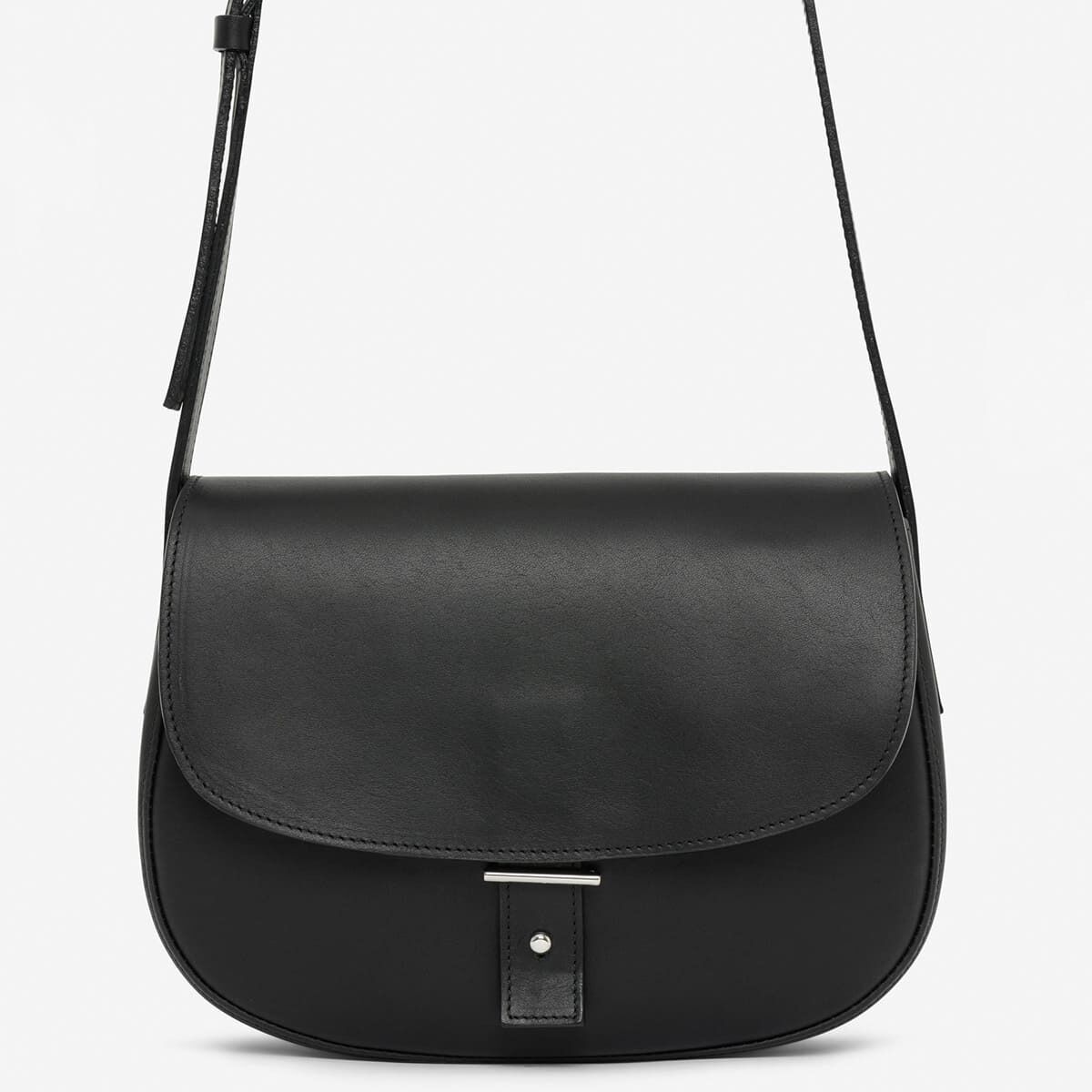 Schwarze Leder-Schultertasche der Sonderedition ‚DIE ZEIT 5‘ mit silbernem Verschluss auf weißem Hintergrund.