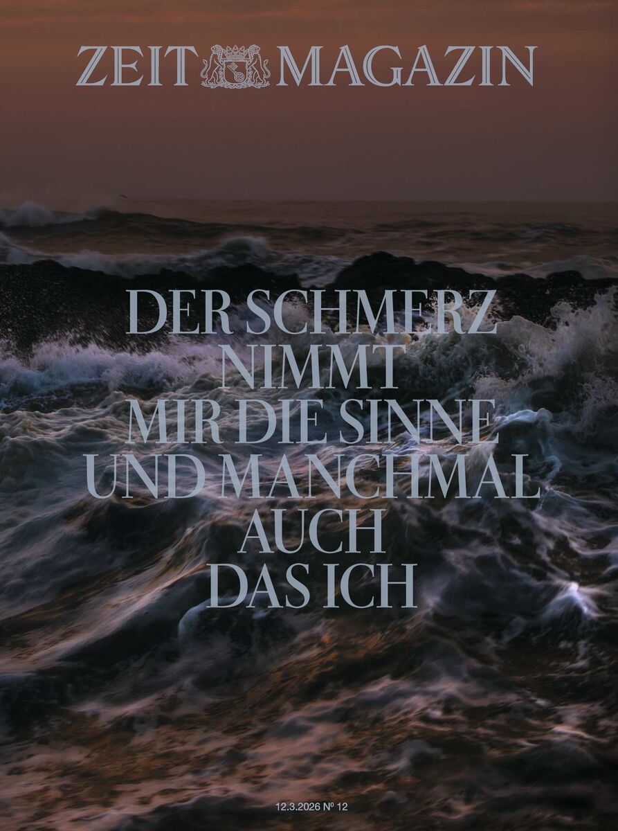 Titelbild des DIE ZEIT Magazins 12/2026. Vor dramatisch bewölktem Himmel schlagen dunkle Wellen an Felsen. Darüber steht in großen Lettern: 'Der Schmerz nimmt mir die Sinne und manchmal auch das Ich'. Die Gestaltung wirkt ruhig und nachdenklich.