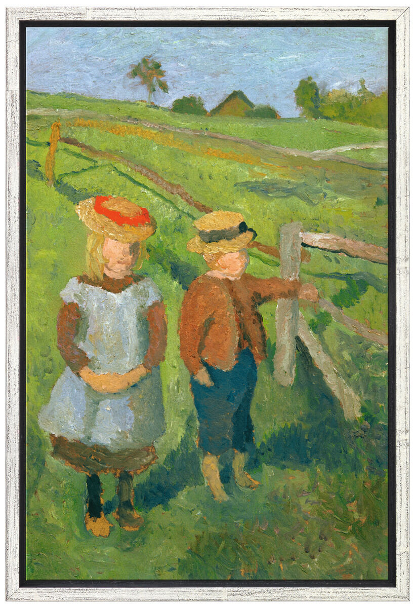 Das Bild zeigt zwei Kinder, die nebeneinander in einem sonnendurchfluteten Garten an einem einfachen Holzwiesenzaun stehen. Die warme, natürliche Farbpalette betont sommerliche Gelbtöne, sanfte Grüntöne der Wiese und zarte Blauakzente im Hintergrund. Das Werk ist gerahmt und strahlt zeitlose Geborgenheit aus.