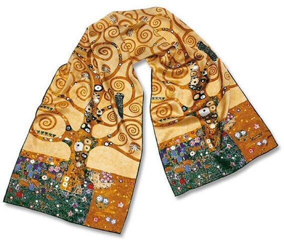 Ein farbenfroher Seidenschal namens »Lebensbaum« inspiriert von Gustav Klimts Kunstwerk. Der Schal zeigt geschwungene, verschnörkelte Bäume in goldenen Tönen, ergänzt durch schicke Blumenmuster und verschiedene Farben wie grün, gelb, rot, weiß und schwarz.