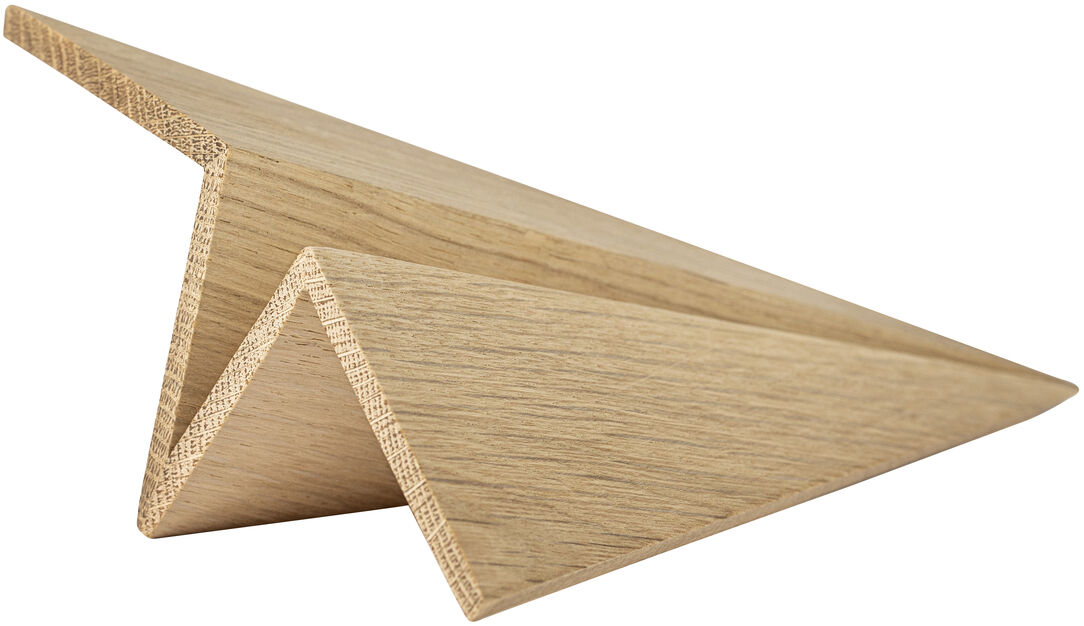 Ein minimalistisches Holzflugzeug namens Maverick. Es ist aus hellem Holz gefertigt und hat ein schlichtes, elegantes Design. Ideal als Spielzeug oder Dekorationsobjekt, umweltfreundlich und handgearbeitet.