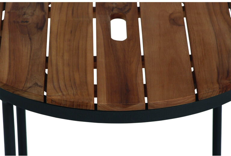 Das Bild zeigt einen Beistelltisch aus Holz und Metall mit einer runden Tischplatte. Die Tischplatte besteht aus braunen Holzlatten und hat ein minimalistisches Design. Die Beine des Tisches sind aus schwarzem Metall.