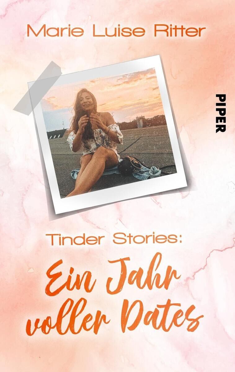Cover des Buches 'Tinder Stories: Ein Jahr voller Dates' von Marie Luise Ritter. Das Cover zeigt ein Polaroid-Foto einer Frau, die draußen sitzt und lächelt, mit einem pastellrosa und orangefarbenen Hintergrund.