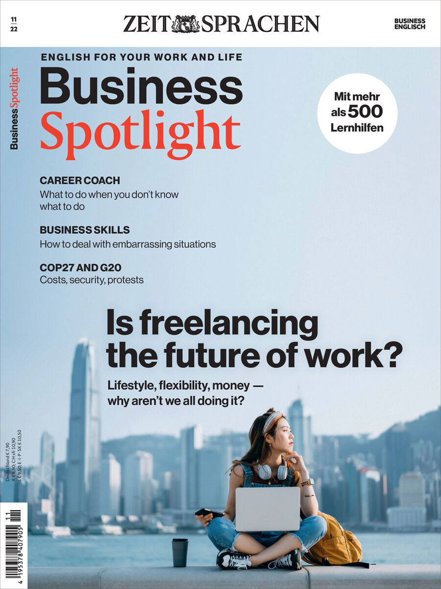 Die Zeitschrift 'Business Spotlight' Ausgabe 11/2022 mit dem Titel 'Is freelancing the future of work?' enthält über 500 Lernhilfen und behandelt Themen wie Karriereführung, berufliche Fähigkeiten, COP27 und G20. Das Titelbild zeigt eine Frau, die im Freien arbeitet.