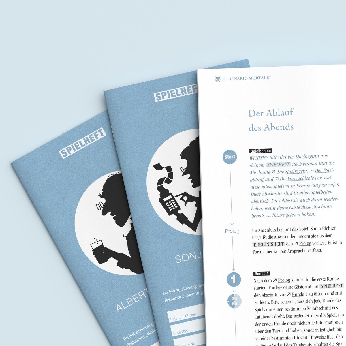 Das Bild zeigt zwei blaue Spielhefte des Krimi-Dinnerspiels „Mord nach Rezept“. Ein Heft ist teilweise aufgeschlagen und enthält Text und Illustrationen.