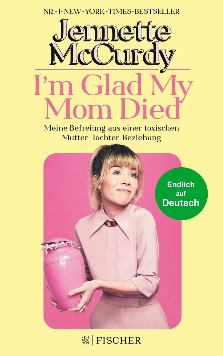 Das Buchcover von 'I'm Glad My Mom Died' von Jennette McCurdy zeigt eine Frau in einem rosa Outfit, die einen rosa Teapot hält. Das Cover hat einen gelben Hintergrund mit schwarzem und rosa Text, sowie einem grünen Aufkleber, der darauf hinweist, dass das Buch nun auf Deutsch verfügbar ist.