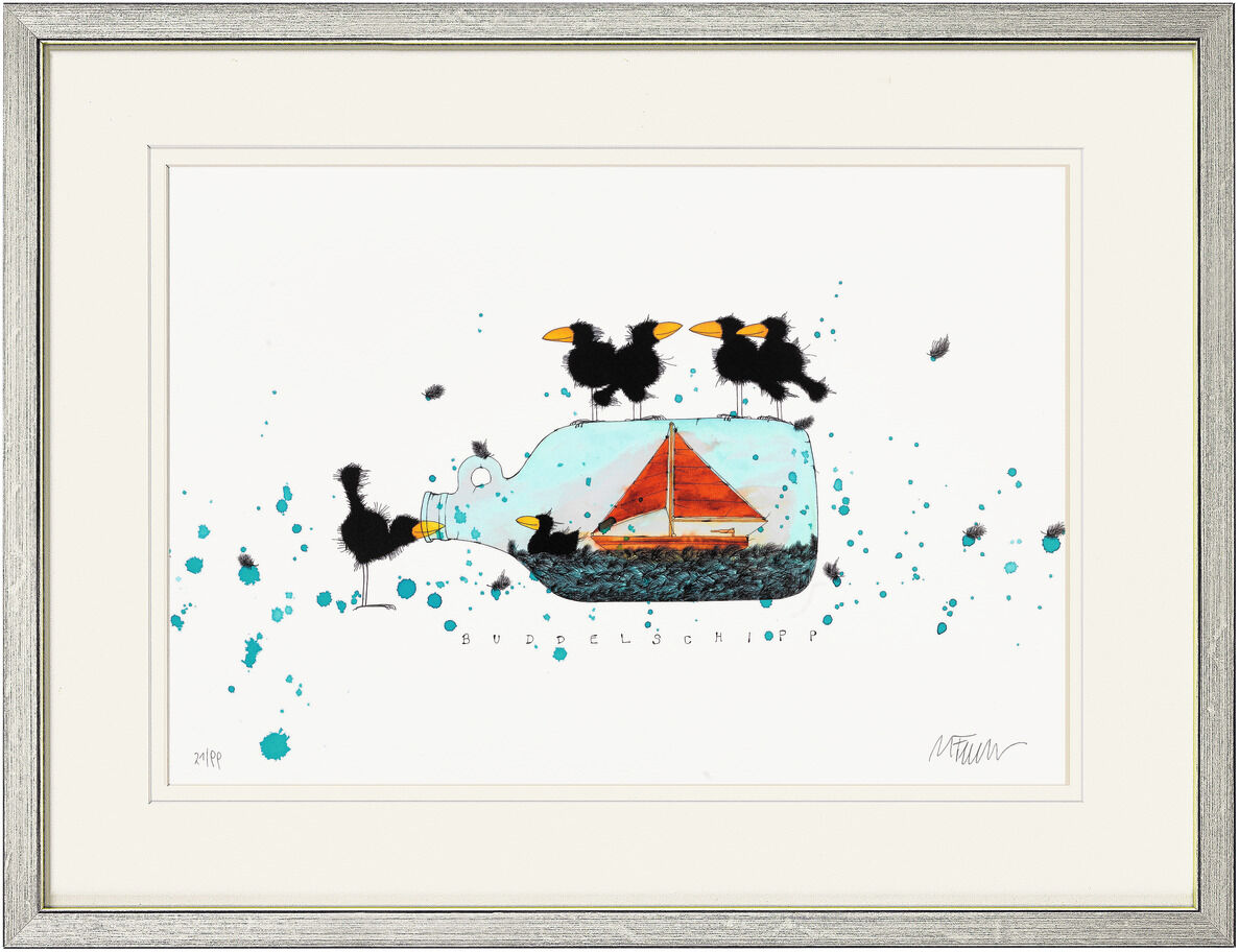 Eine humorvolle Illustration von Michael Ferner mit dem Titel »Buddelschipp«. Das Bild zeigt ein Segelboot in einer Flasche, das von mehreren schwarzen Vögeln betrachtet wird. Der Hintergrund ist weiß mit grünen und schwarzen Spritzern Farbakzente.