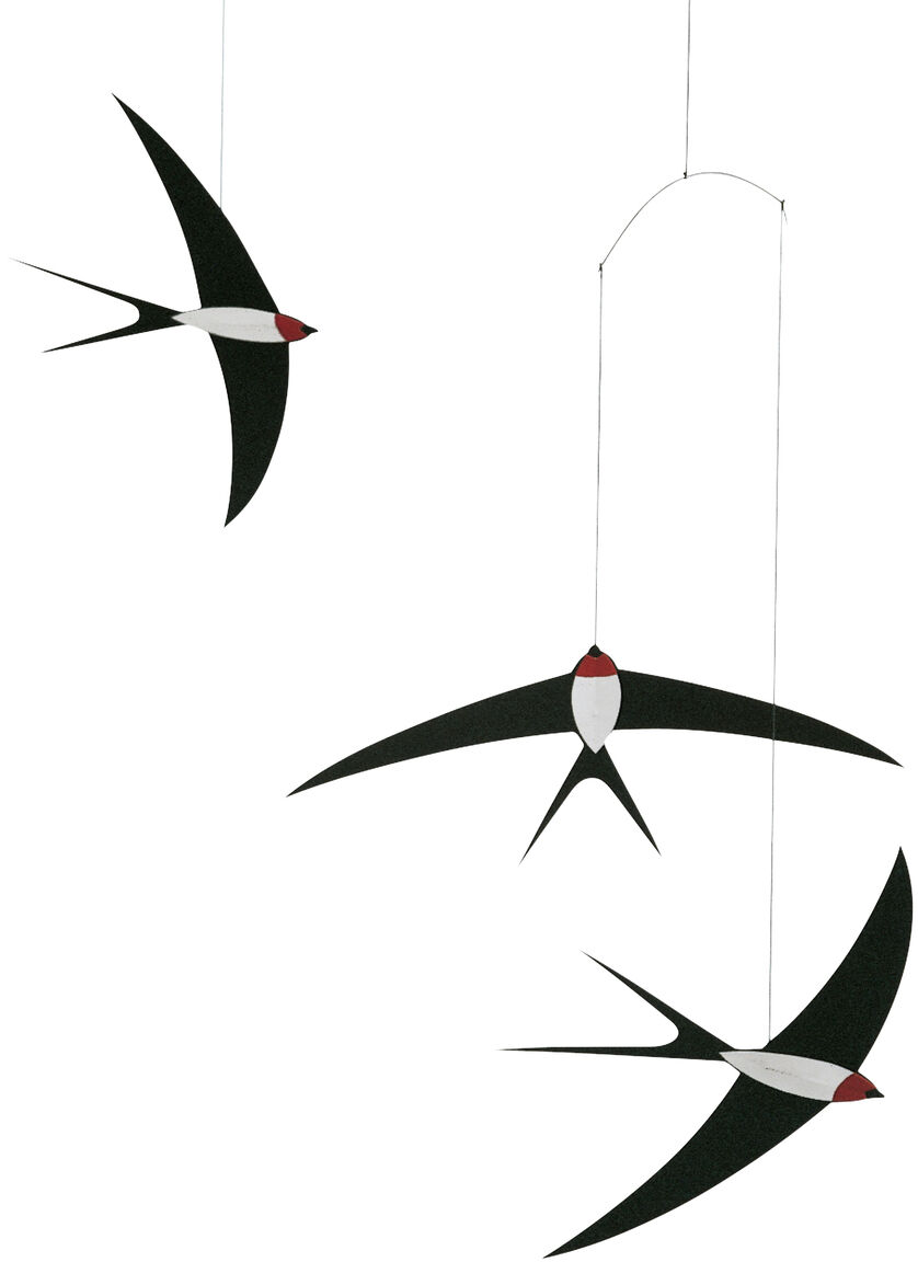 Ein Mobile mit drei stilisierten Schwalben aus leichtem Material, die in Schwarz und Weiß gehalten sind und rote Schnäbel haben. Die Schwalben sind an dünnen Fäden aufgehängt und scheinen in der Luft zu schweben.