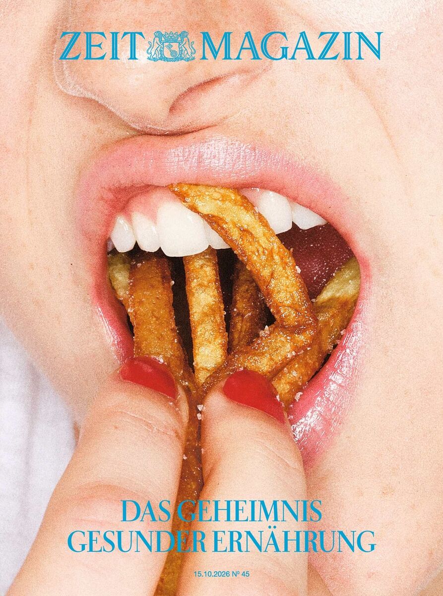 Nahaufnahme eines weiblichen Mundes, in den mit rot lackierten Fingern mehrere Pommes Frites gesteckt werden. Oben der blaue Schriftzug 'ZEIT MAGAZIN'. Unten steht: 'Das Geheimnis gesunder Ernährung'. Farbgebung dominiert von Haut, Rot, Braun und Blau.