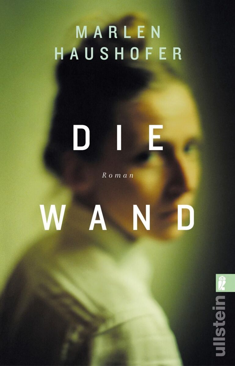 Buchcover von 'Die Wand' von Marlen Haushofer. Das Cover zeigt eine unscharfe Frau im Hintergrund auf grünlichem Hintergrund, mit weißem Text des Titels und Autorenname.