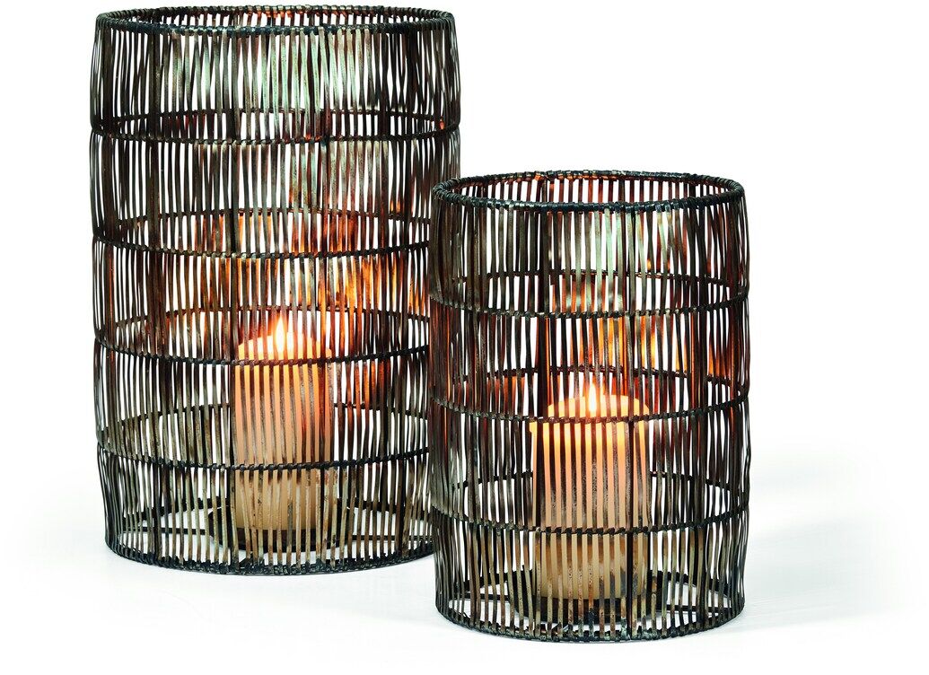 Zwei Windlichter aus Rattan, eines kleiner und eines größer, mit darin brennenden Kerzen. Die Farben sind Schwarz und Beige, und die Produkte verleihen einen gemütlichen und stimmungsvollen Glanz.