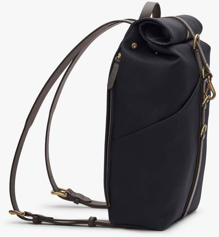 Schwarzer Rucksack von MISMO mit braunen Lederriemen und goldenen Beschlägen, Seitenansicht.