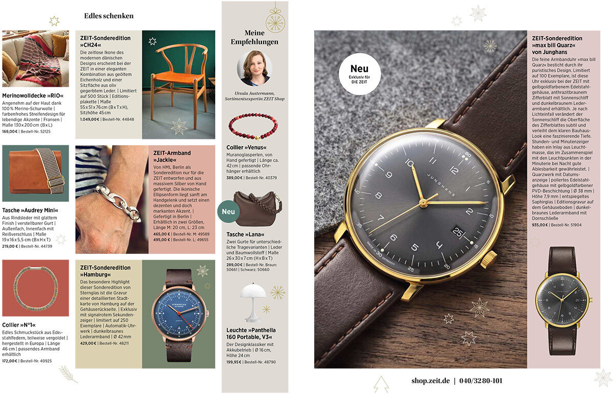 Doppelseite des DIE-ZEIT-Weihnachtskatalogs „Edles schenken“: Rechts dominiert eine schwarz-goldene Armbanduhr mit braunem Lederband auf Holz und grauem Stoff. Links stehen kleine Produktbilder und Texte zu Kissen, Stuhl, Tasche, Armband, Halskette, weiterer Uhr, Tasche und Leuchte.