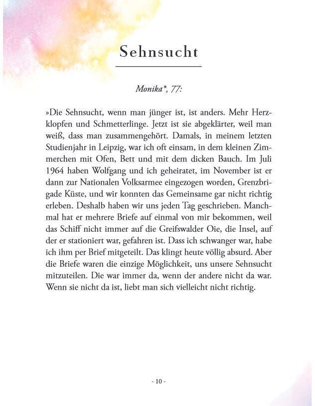 Eine Buchseite mit dem Titel 'Sehnsucht' und dem Namen 'Monika, 77'. Oben links gibt es einen bunten Aquarelleffekt in Gelb, Pink und Blau. Der Text erzählt eine Liebesgeschichte in deutscher Sprache.