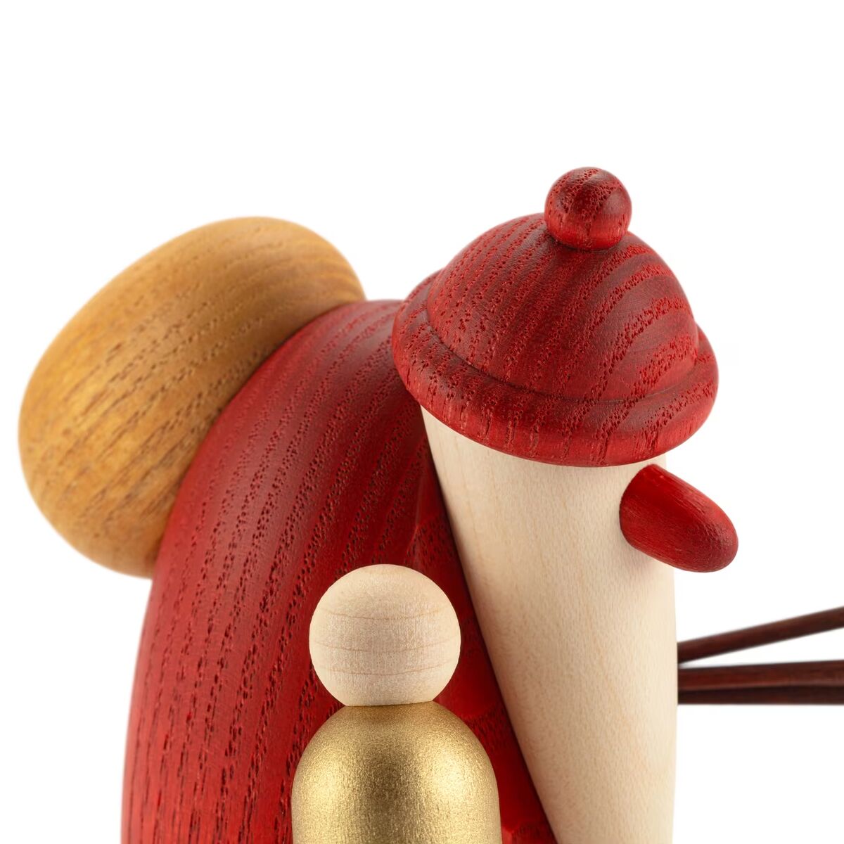 Abgebildet ist eine aus Holz gefertigte Weihnachtsmann-Figur mit roter Mütze, goldener Glocke und brauner Rute. Die Figur ist minimalistisch gestaltet und zeigt feine Details in traditioneller Handwerkskunst. Ideal als festliche Dekoration oder Sammelobjekt während der Weihnachtszeit.
