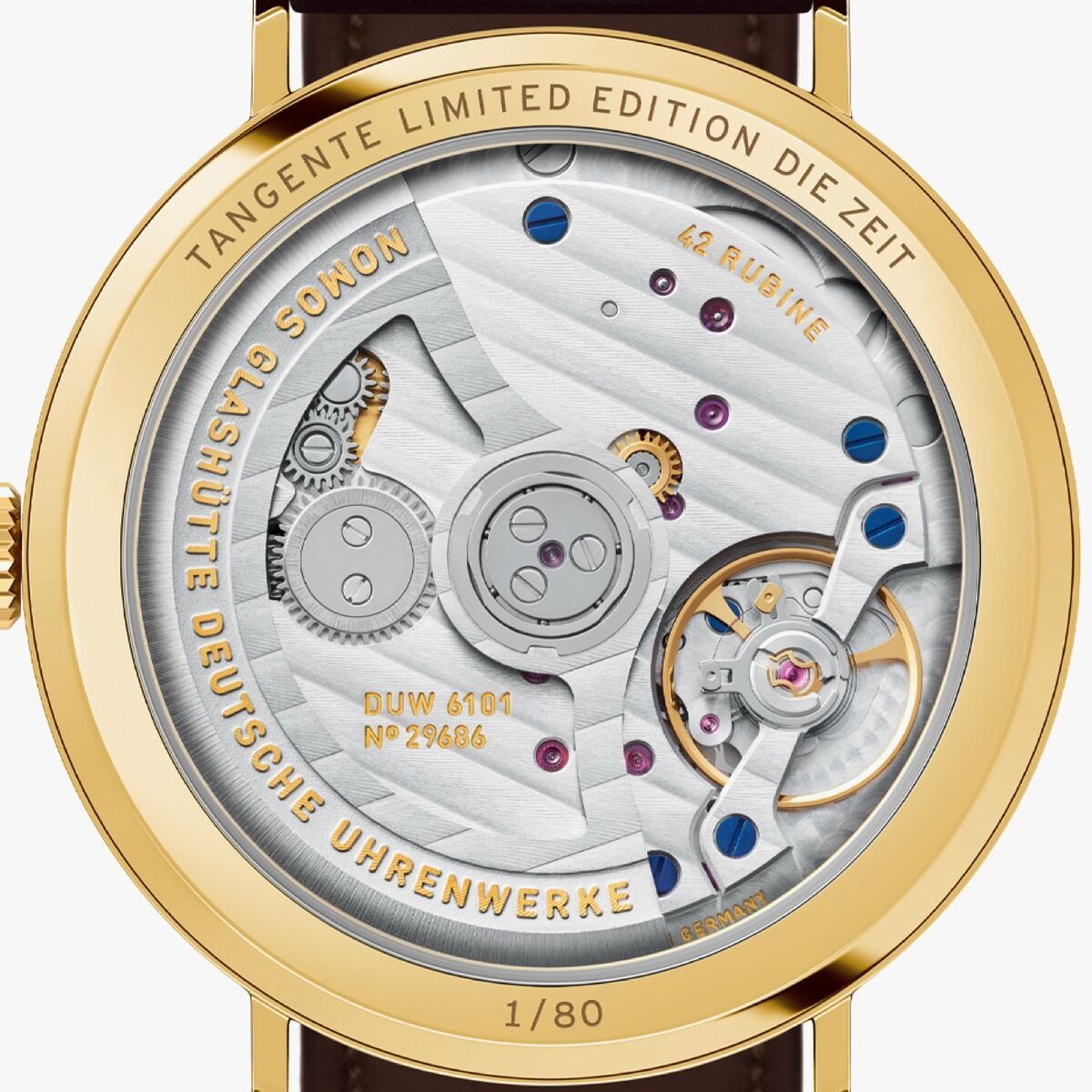 Rückseite der ZEIT-Sonderedition Uhr »Tangente Gold neomatik 38 Update DIE ZEIT« von NOMOS aus 18-karätigem Gold. Sichtboden mit Gravur, sichtbar feines Automatikwerk DUW 6101, limitierte Nummerierung (1/80), braunes Lederarmband. Hochwertige Verarbeitung.