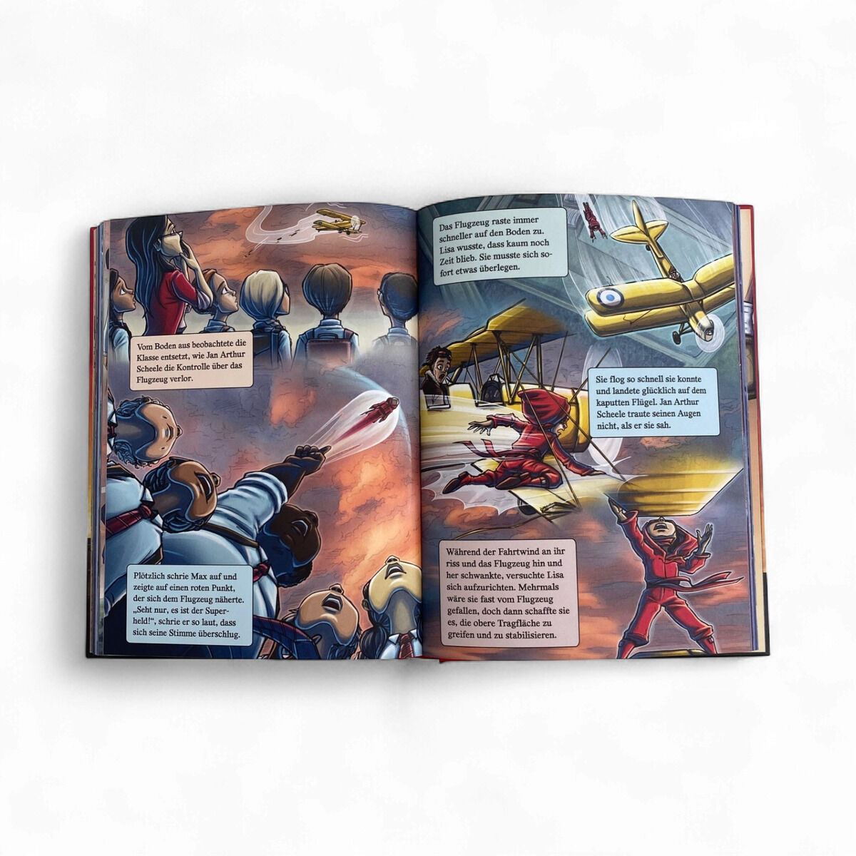 Doppelseite des Comicbuchs "Handbuch für Superhelden" aus der ZEIT-Edition »Comics für Lesestars«. Mehrere Panels zeigen Kinder und Superhelden in dynamischen Szenen mit Fluggeräten und viel Bewegung. Sprech- und Erzählkästen mit gut lesbaren, kurzen Texten.