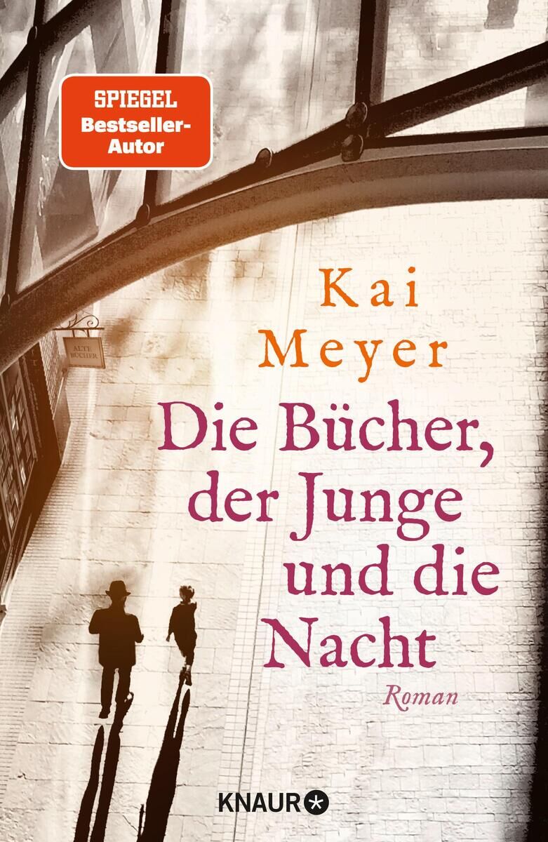 Buchcover des Romans 'Die Bücher, der Junge und die Nacht' von Kai Meyer. Das Cover zeigt eine schwarz-weiße Illustration von Personen, die über eine Brücke laufen, darunter der Titel des Buches in roten und schwarzen Buchstaben. Ein rotes Label weist auf den Spiegel Bestseller Status des Autors hin. Herausgeber ist Knaur.