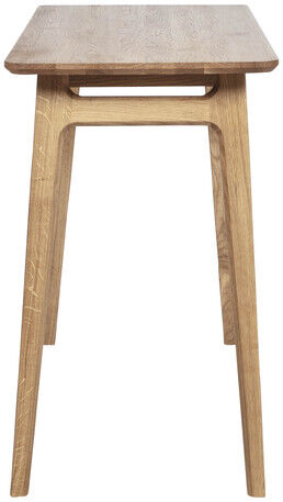 Schreibtisch »Freya« aus Eiche mit einer schlanken, minimalistischen Form und vier leicht ausgestellten Beinen, die ein skandinavisches Design betonen. Der Tisch ist aus naturbelassenem Holz und besitzt eine glatte, rechteckige Oberfläche.