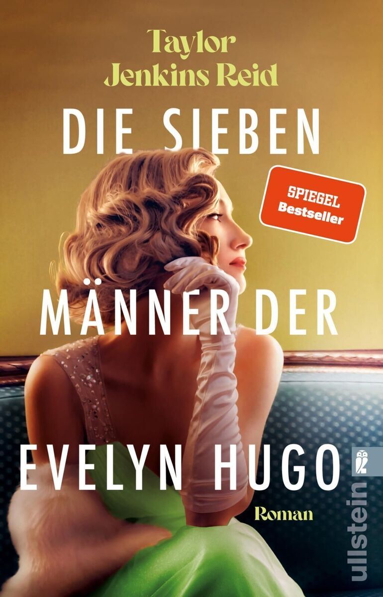 Die Vorderseite des Buches 'Die sieben Männer der Evelyn Hugo' von Taylor Jenkins Reid zeigt eine glamouröse Frau mit blondem Haar in einem grünen Kleid, die elegant auf einem Sofa sitzt. Der Titel des Buches ist in weißen Großbuchstaben geschrieben. Auf dem Cover ist zudem ein orangefarbener Hinweis zu sehen, der das Buch als 'SPIEGEL Bestseller' auszeichnet. Im Hintergrund ist ein elegantes, klassisches Ambiente zu erkennen.