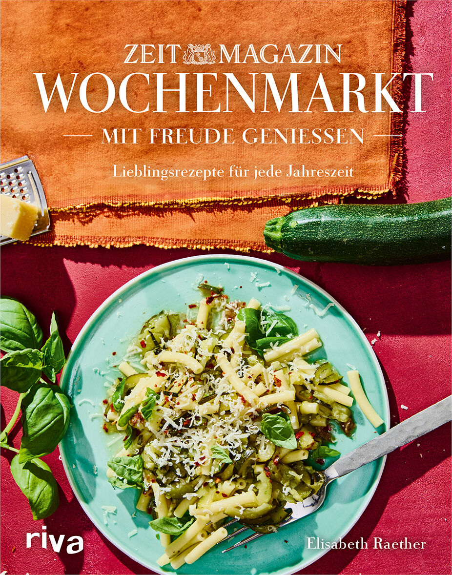 Buchcover des 'Kochbuchs »Mit Freude genießen«' mit einem Teller Pasta mit Zucchini und Basilikum auf einem Türkisen Hintergrund. Der Titel ist mit weißer Schrift auf einem orangefarbenen Tuch geschrieben.