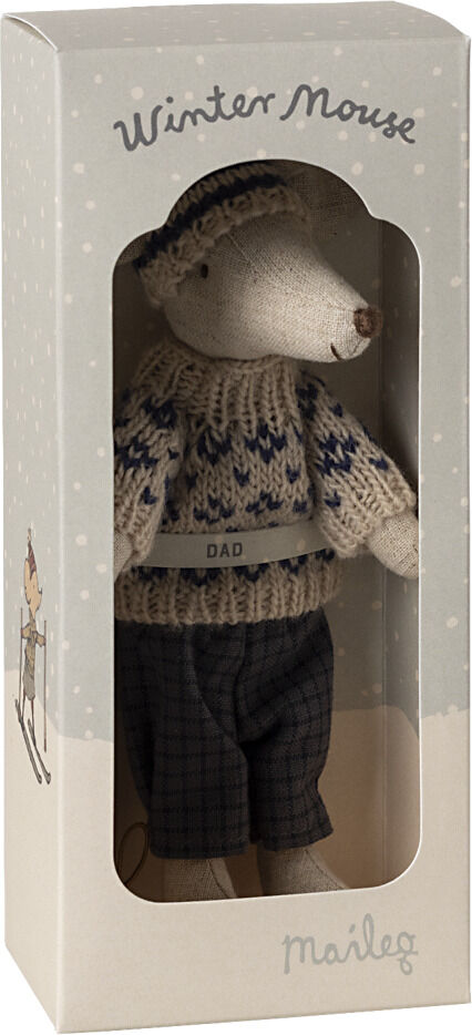 Papa Wintermaus mit Skiset in einer Verpackung. Die Maus trägt einen gestrickten Pullover, Shorts und eine Mütze. Die Verpackung ist mit winterlichen Motiven verziert.