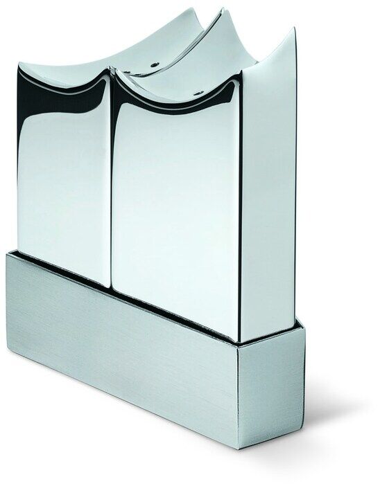 Ein Salz- und Pfefferstreuer-Set in Form der Elbphilharmonie, aus glänzendem silberfarbenem Metall. Das Design ist minimalistisch und modern.