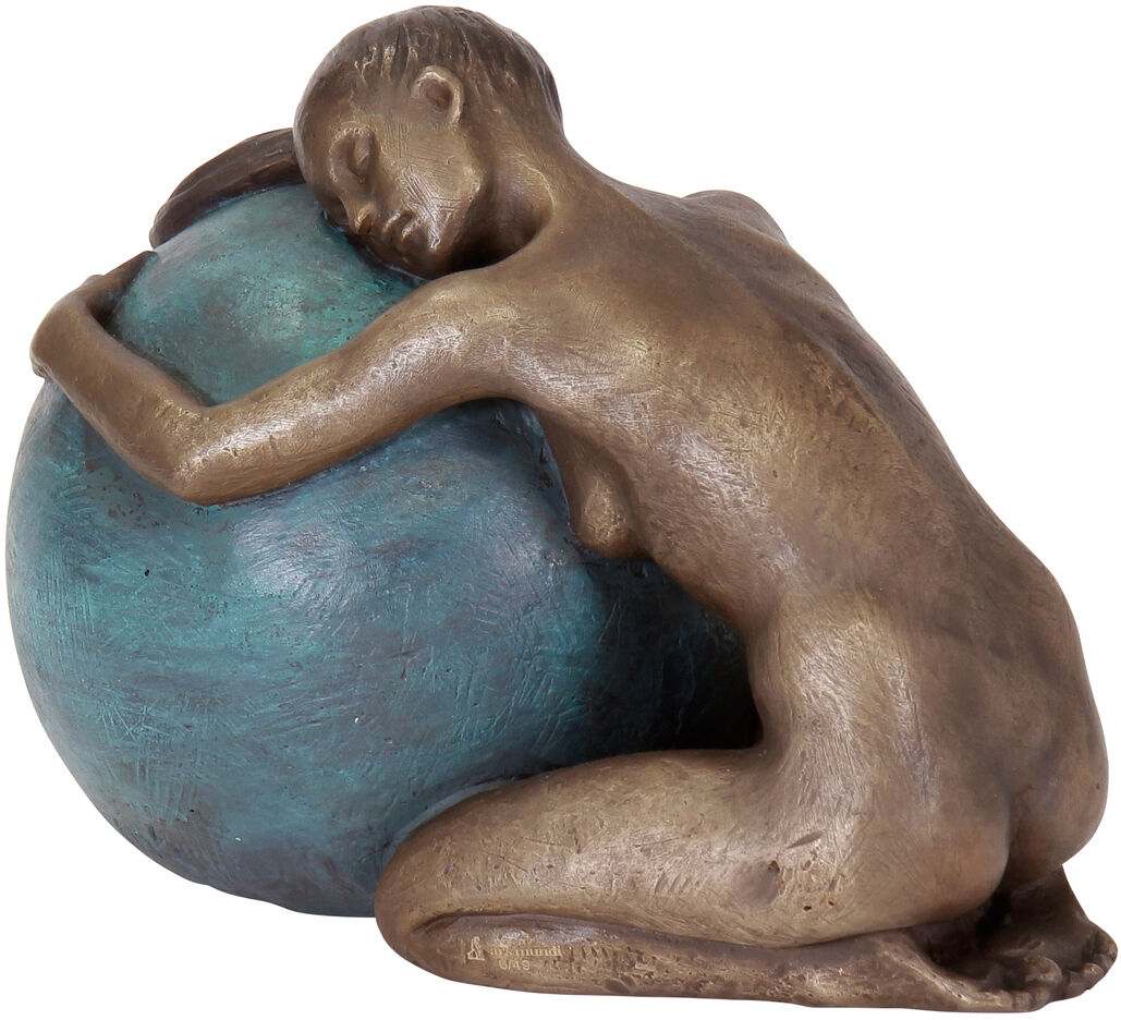 Bronzeskulptur einer nackten Frau, die einen großen, blauen Ball umarmt. Die Figur kniet auf dem Boden und zeigt eine zärtliche Geste der Umarmung.