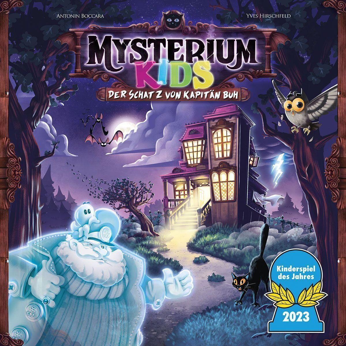 Das Bild zeigt das Brettspiel 'Mysterium Kids - Der Schatz von Kaptain Buh', Gewinner des Preises 'Kinderspiel des Jahres 2023'. Es zeigt ein gespenstisches Haus bei Nacht mit einer Eule, einer Katze und einem freundlichen Geist auf dem Cover.