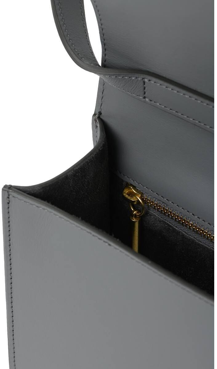 Detailaufnahme einer grauen Schultertasche der ZEIT-Sonderedition mit goldfarbenem Reißverschluss innen.