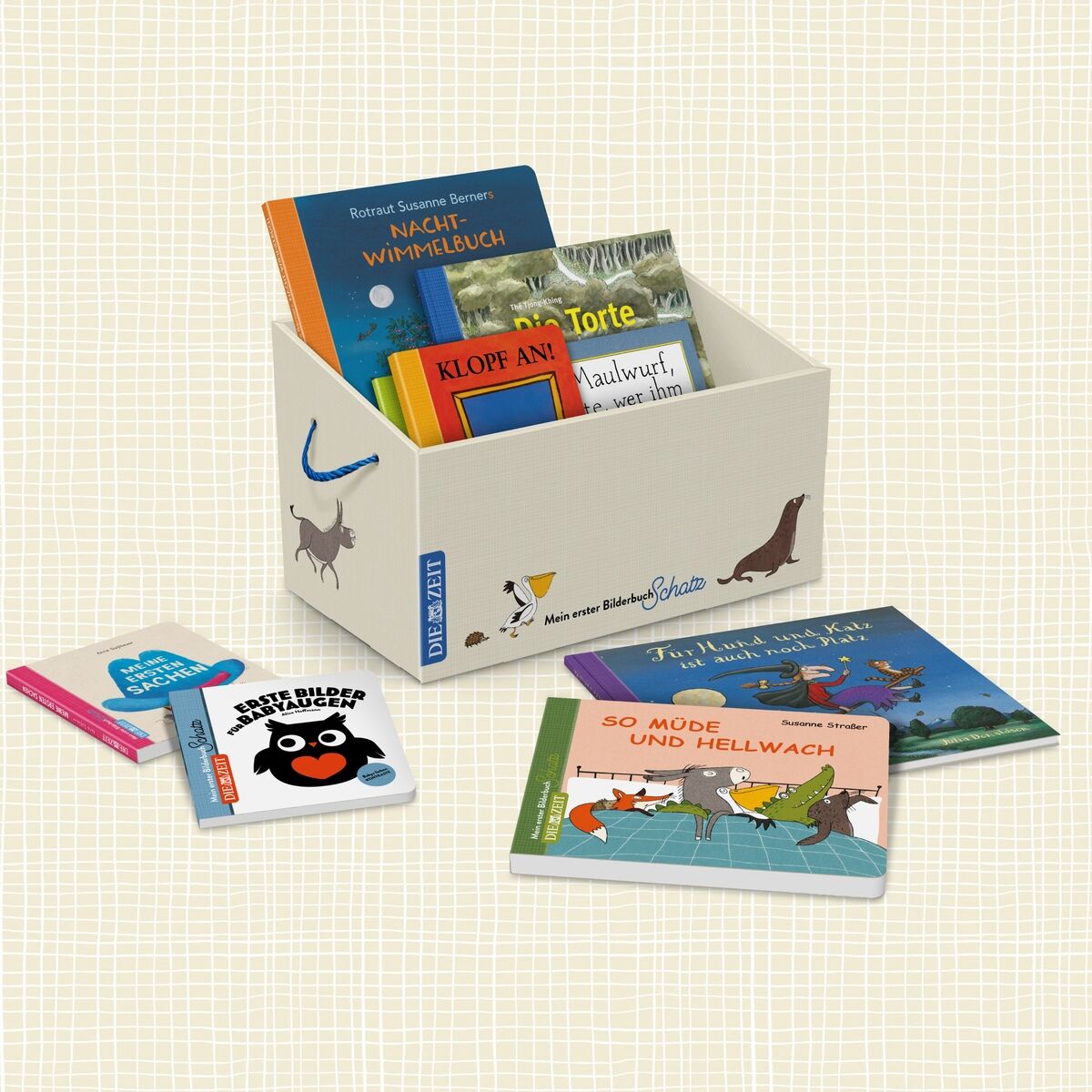ZEIT-Edition »Mein erster Bilderbuchschatz« zeigt eine Box mit mehreren bunten Kinderbüchern, die auf einem hellen Hintergrund arrangiert sind. Einige Bücher sind in der Box, während andere daneben liegen.
