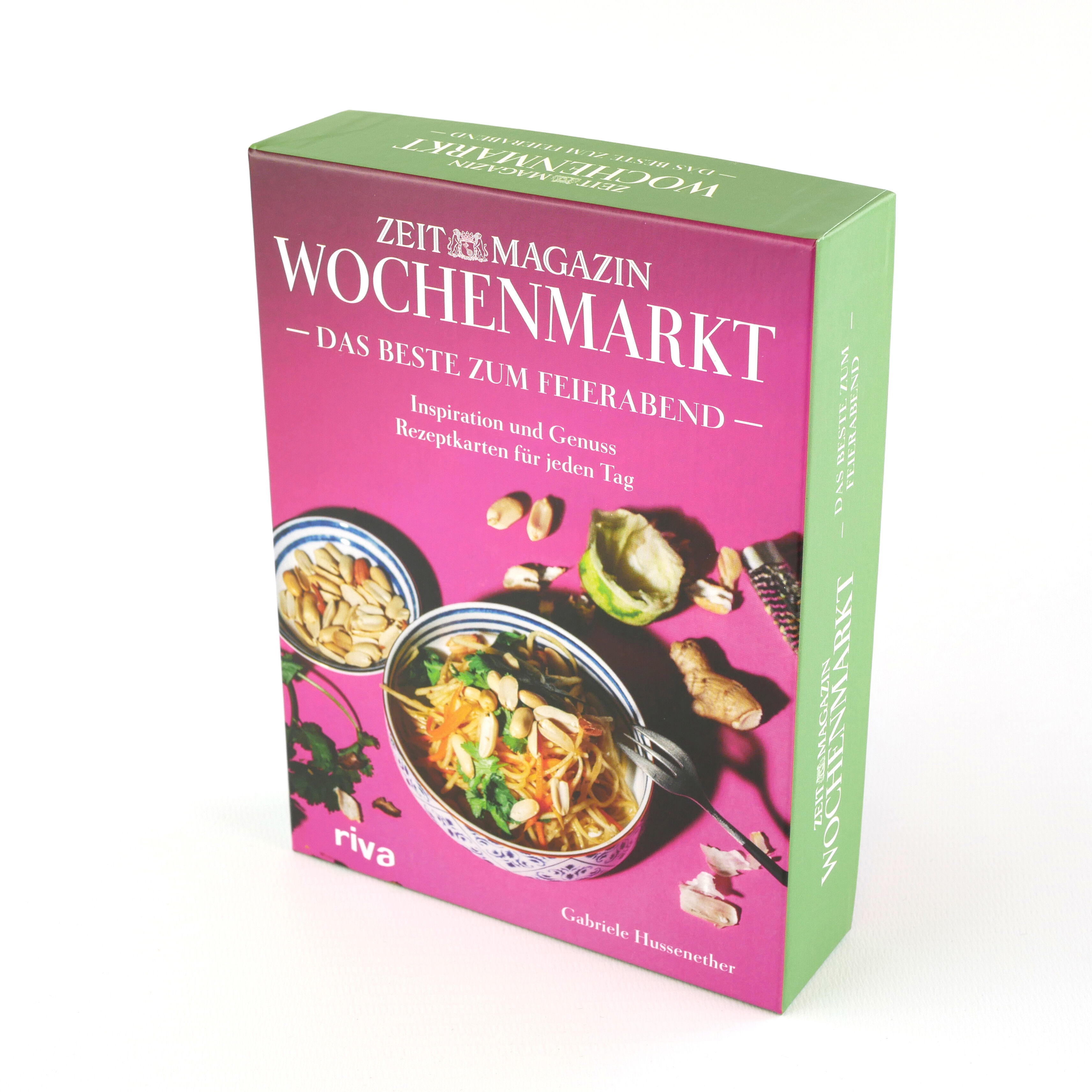 Detailreiche Produktaufnahme der Wochenmarkt Rezeptkarten-Box »Das Beste zum Feierabend« von ZEITmagazin WOCHENMARKT. Die Box aus festem Karton liegt auf hellem Untergrund, flankiert von saisonalem Gemüse wie Tomaten, Lauch und Radieschen. Die Karten zeigen strukturierte Illustrationen, Icons und saisonale Rezepte.