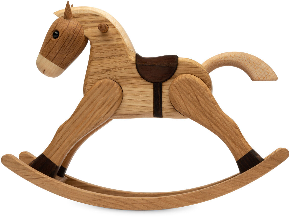 Holzfigur in Form eines klassischen Schaukelpferdes aus verschiedenen Brauntönen gefertigt, mit detailiert ausgearbeitetem Sattel und naturbelassener Holzstruktur, geeignet als Dekorationsobjekt oder Spielzeug für Kinder.