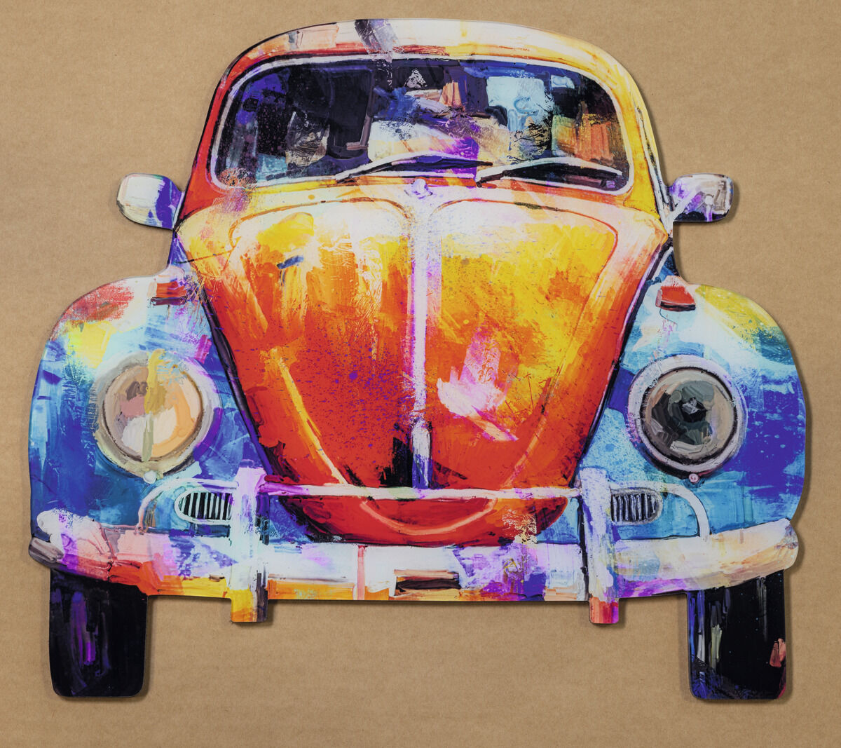Das Bild zeigt eine metallene Cut-out-Figur eines VW Käfers im Pop-Art-Stil auf braunem Hintergrund. Das Auto ist bunt bemalt mit dominierenden Farben wie Orange, Rot, Blau, Gelb und Lila. Die abstrakte Kunsttechnik vermittelt einen lebendigen, modernen Eindruck.