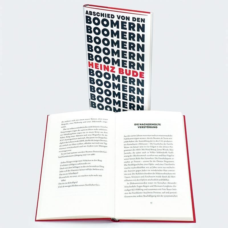 Abbildung des Buches 'Abschied von den Boomern' von Heinz Bude. Das Buch ist aufrecht positioniert und eine aufgeschlagene Seite ist vor dem Buch zu sehen. Der Buchumschlag ist weiß mit schwarzem und rotem Text.