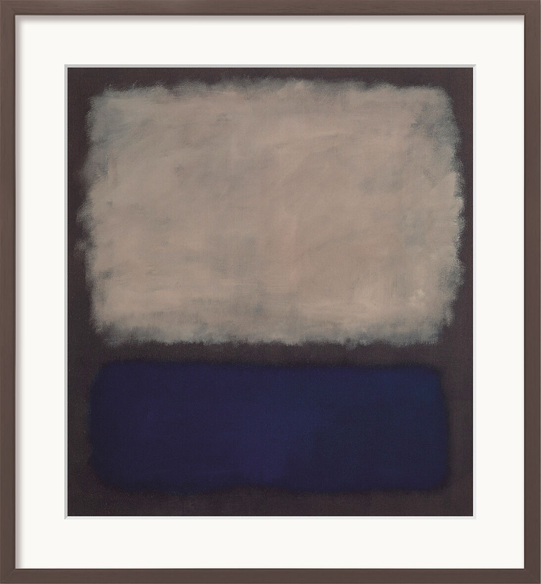 Das Bild zeigt das Gemälde 'Blue and Grey' von Mark Rothko aus dem Jahr 1962. Es besteht aus zwei großen, horizontalen Farbflächen, die obere in einer blassen Grau- bis Weißtönung, die untere in einem tiefen Blau. Die Farben sind mit weichen, unscharfen Rändern aufgetragen und in einem dunklen rechteckigen Rahmen präsentiert.