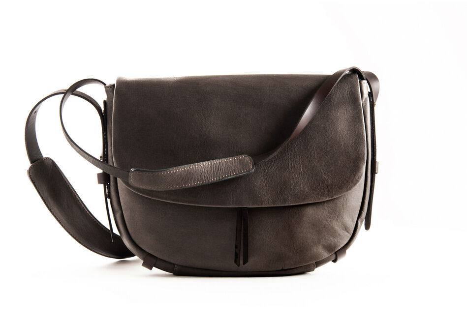 Dunkelbraune Leder-Schultertasche Slingbag M mit verstellbarem Gurt und minimalistischen Design auf weißem Hintergrund.