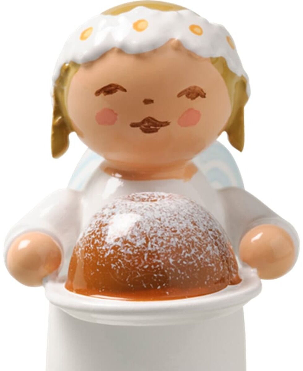 Freigestellte Wendt-&-Kühn-Holzfigur »Gratulantenengel mit Kuchen« auf weißem Hintergrund: Ein kleiner Engel im weißen Kleid und mit goldfarbenem Haar hält einen weißen Teller mit rundem, braunem Kuchen. Kuchen und weißes Häubchen sind mit weißen Punkten verziert; die Figur steht auf einem runden weißen Sockel.
