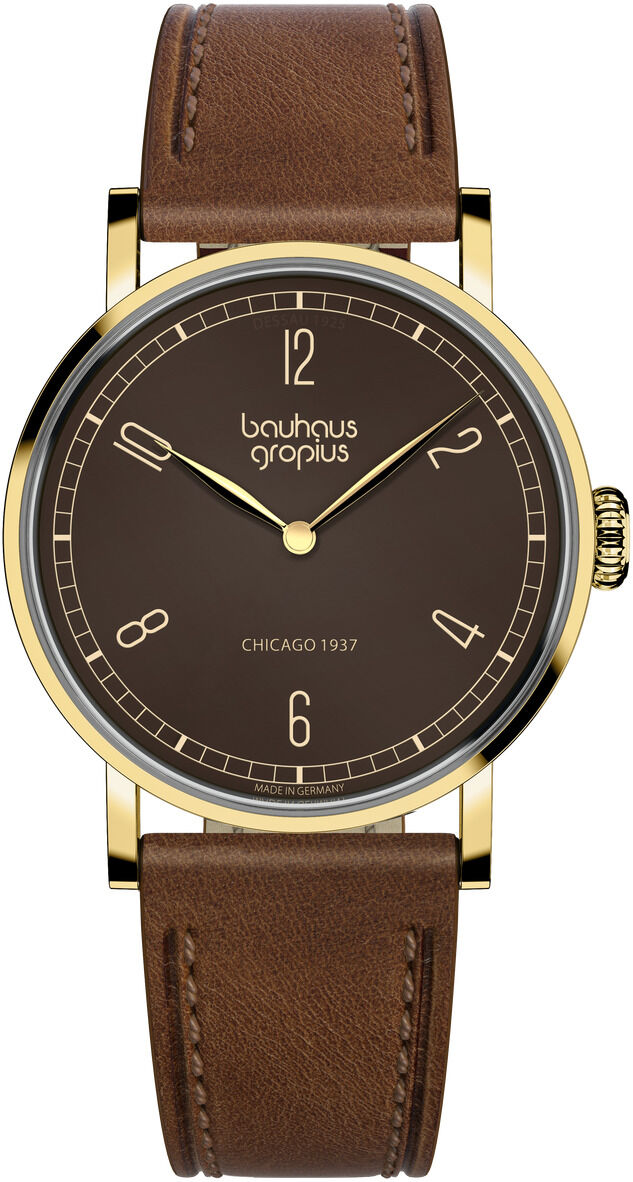 ZEIT-Sonderedition Uhr »Frauen am Bauhaus« Dunkelbraun von Walter Gropius: Runde Armbanduhr mit braunem Zifferblatt, goldfarbenem Edelstahlgehäuse und braunem Lederarmband. Klare Bauhaus-Ästhetik, minimalistische Gestaltung, feine Zeiger und morderne Ziffern.