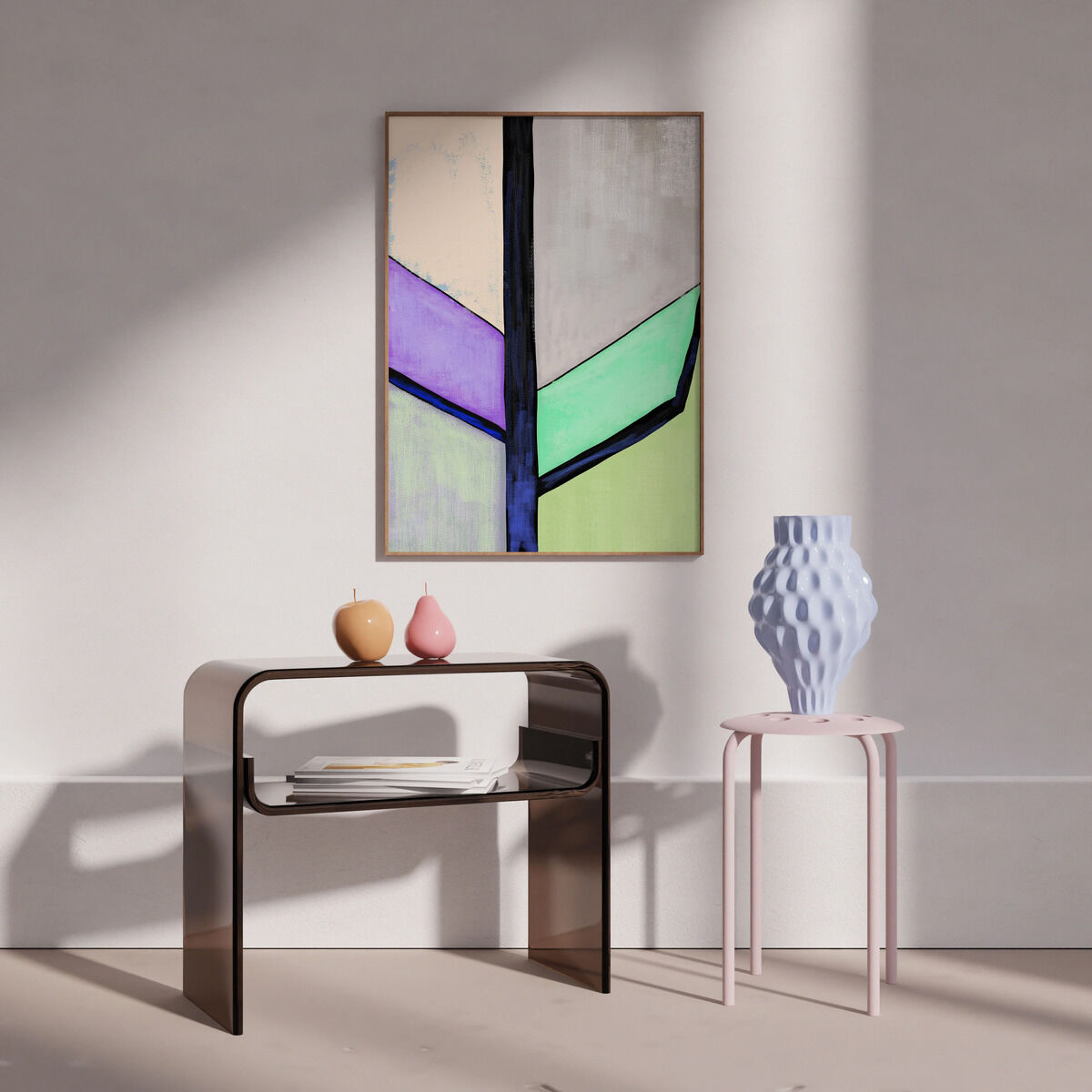 Abstraktes Leinwandbild mit geometrischen Formen in Flieder-, Mint- und Pastelltönen, eingerahmt und an einer hellen Wand in einem modern eingerichteten Raum mit minimalistischen Möbeln, darunter ein brauner Tisch mit Dekoration und ein pastellrosafarbener Beistelltisch mit Vase.