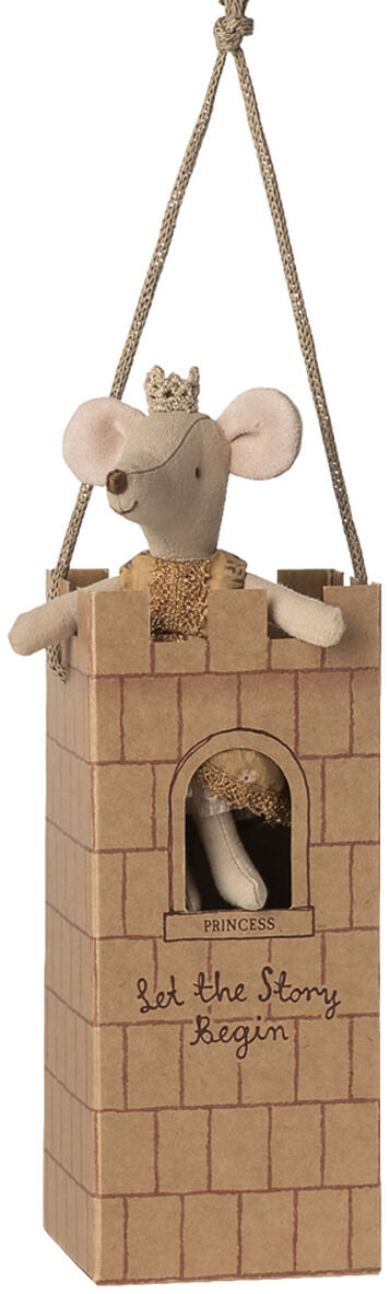 Stoffmaus als Prinzessin mit goldener Krone, goldenem Kleid und einem Kulissenturm aus Pappe mit Aufschrift 'Let the story begin', hängt an zwei Schnüren. Geeignet als Spielzeug oder Dekoration für Kinderzimmer.
