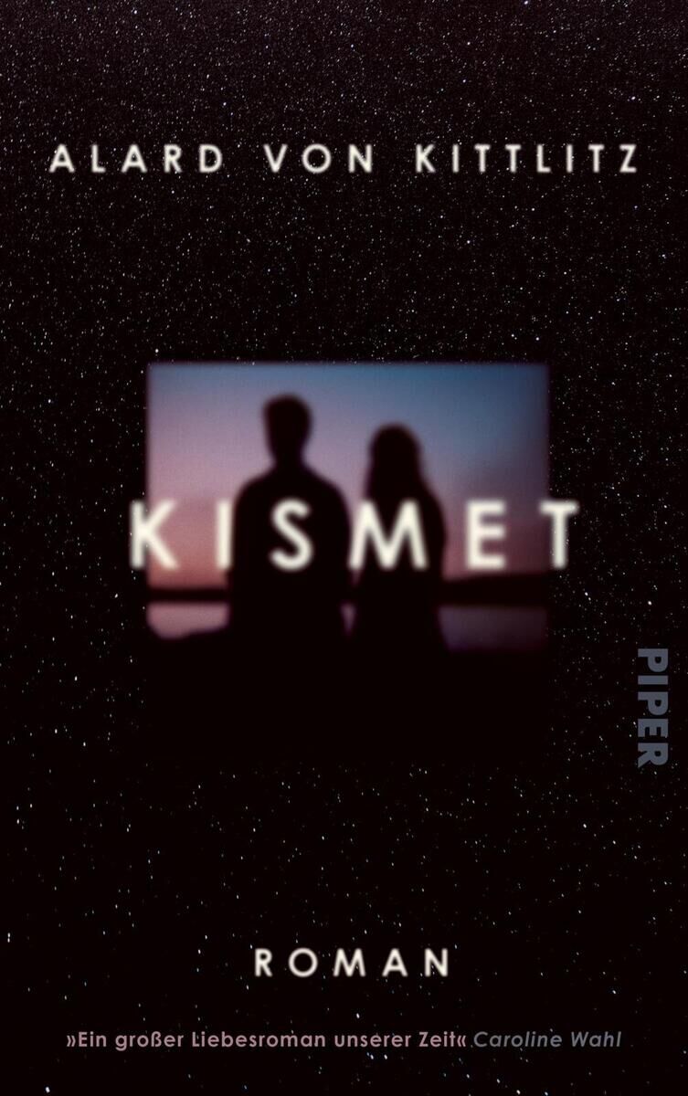 Das Buchcover von 'Kismet' von Alard von Kittlitz zeigt zwei silhouettierte Personen, die auf einem Balkon stehen. Der Hintergrund ist schwarz mit winzigen weißen Punkten, die Sterne darstellen könnten. Der Titel 'Kismet' ist in großen, hellen Buchstaben geschrieben und steht im Fokus des Covers.