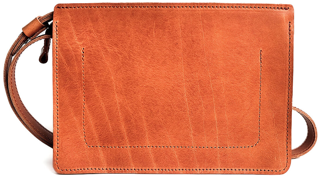 Auf dem Bild ist eine rechteckige Umhängetasche aus glattem, hellbraunem Kernleder mit sichtbarer Naht zu sehen. Die Tasche hat einen einfachen, minimalistischen Stil und einen verstellbaren Schultergurt.